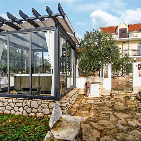 Vakantiehuis Amazing In With Wifi Unesic